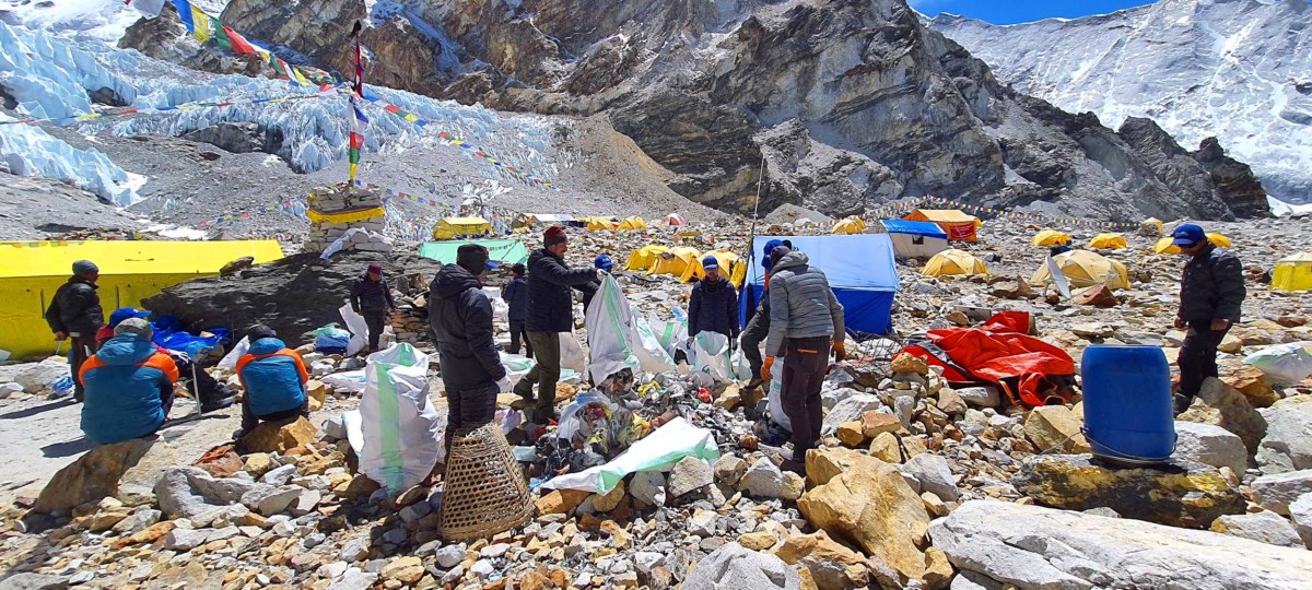मकालु हिमालबाट करिव सात हजार किलो फोहोर संकलन