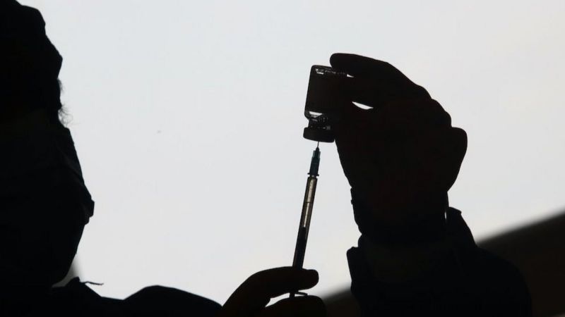 कोभिड खोपः दोस्रो मात्रा समयमै उपलब्ध हुन नसक्दा विश्वव्यापी खोप अभियानमा कस्तो सङ्कट