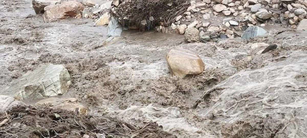 बाढीले घट्टसहित महिलालाई बगाउँदा एककाे मृत्यु, दुई जना भागेर बचे