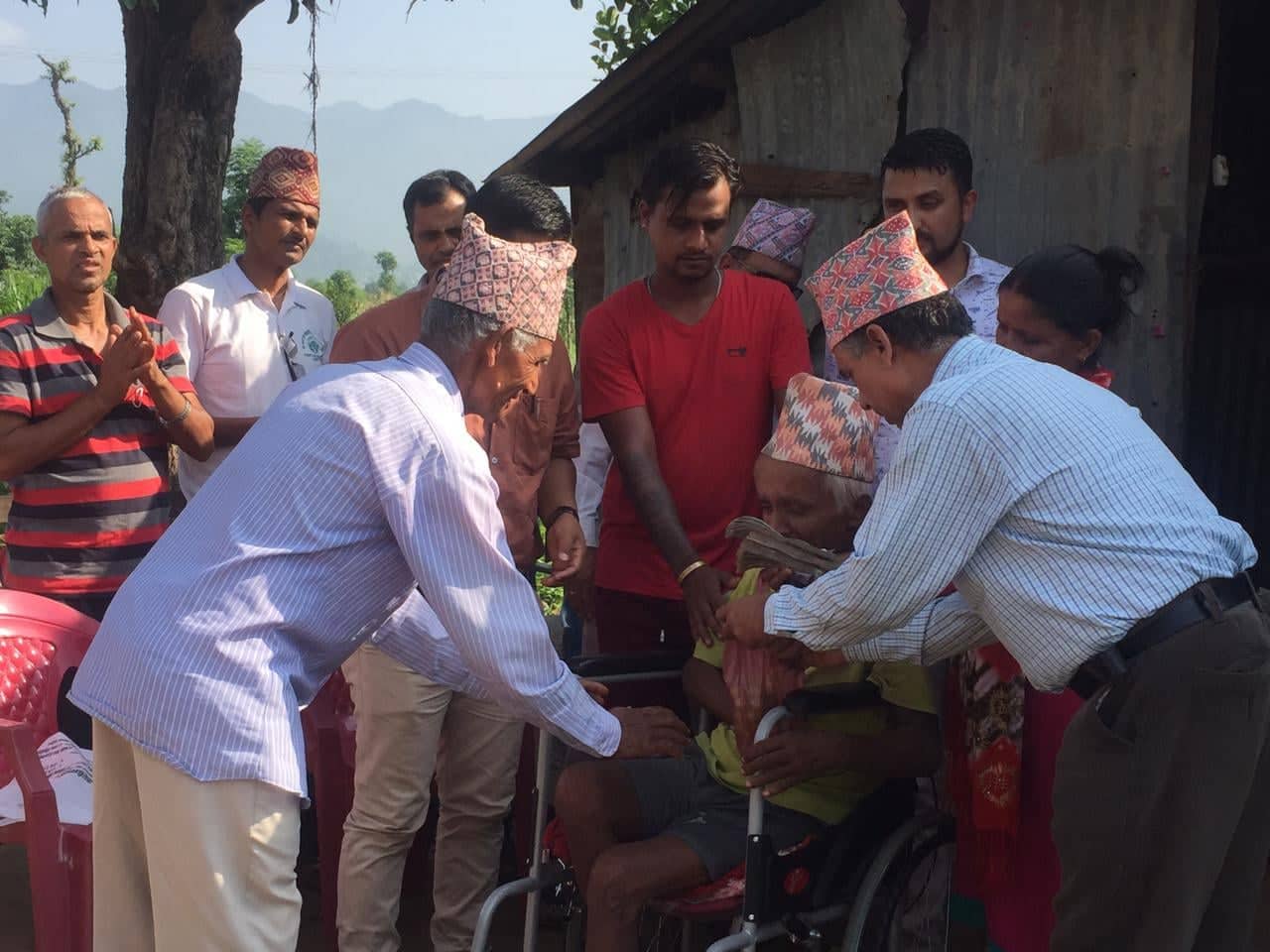 डेनमार्कमा रहेका नेपालीद्वारा देवचुली १० मिलनटोलका भुसाललाई आर्थिक सहयोग