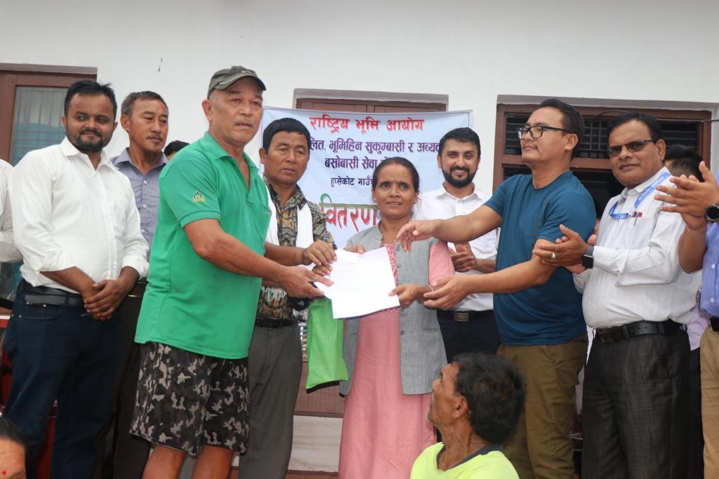 हुप्सेकोट गाउँपालिकामा भूमिहीनलाई जग्गाको निस्सा दिन थालियो