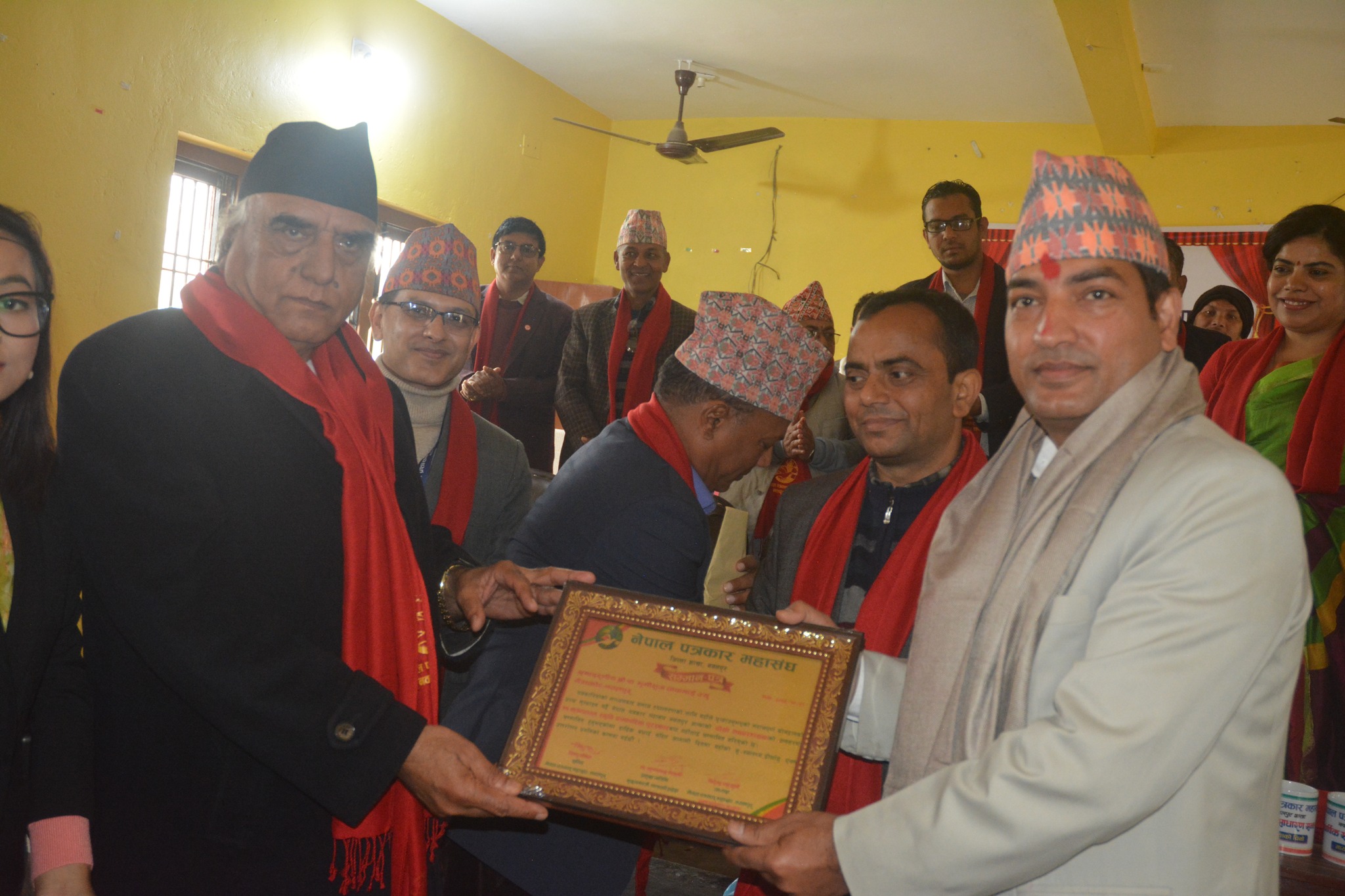 विजय एफएमका अध्यक्ष डा. चापागाईं सम्मानित