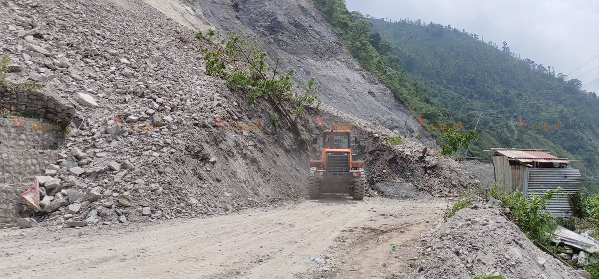 नवलपुरको ग्रामीण पहाडी सडक अवरुद्ध