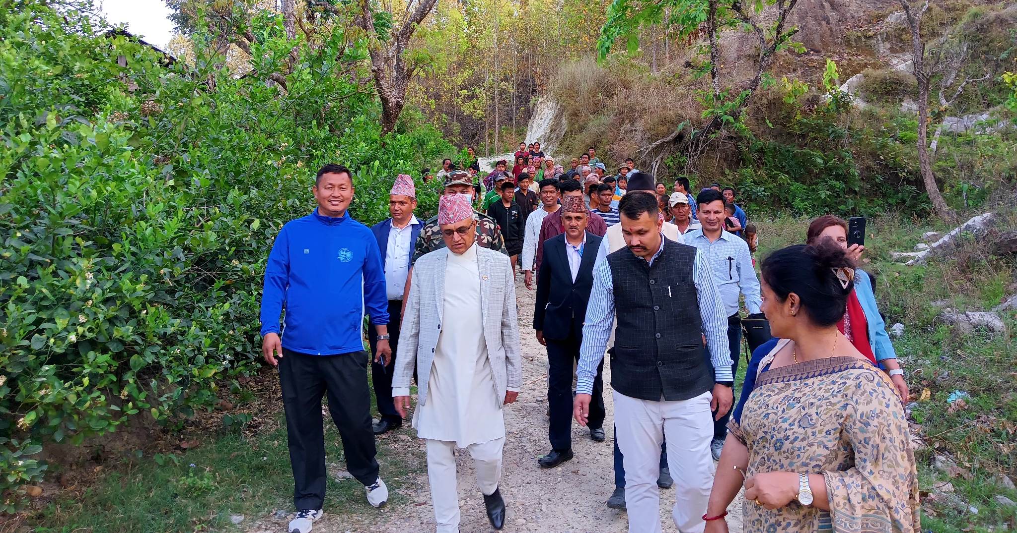 त्रिवेणी पुगेर मुख्यमन्त्री अधिकारीले भने, ‘ बाटो निर्माणमा कुनै समस्या छैन,अब काम सुरु हुन्छ’