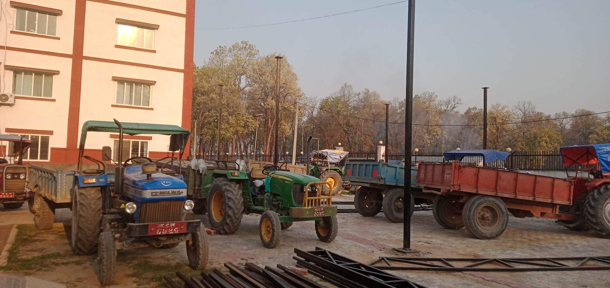 अवैध उत्खनन् गर्ने १३ ट्याक्टर नियन्त्रणमा
