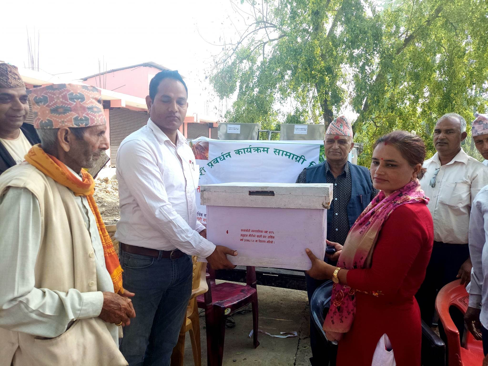 मौरीपालक किसानलाई कावासोती नगरपालिकाको सहयोग