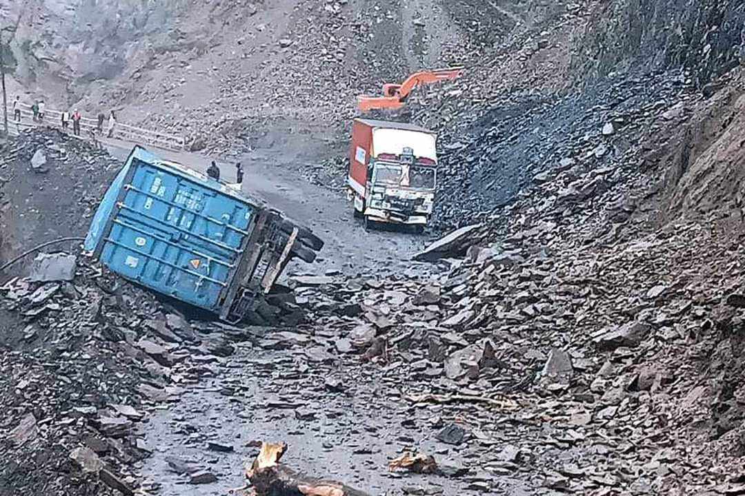 नारायणगढ–मुग्लिन अपडेट: घाइते ट्रक चालकको हाइवे अस्पतालमा उपचार हुँदै