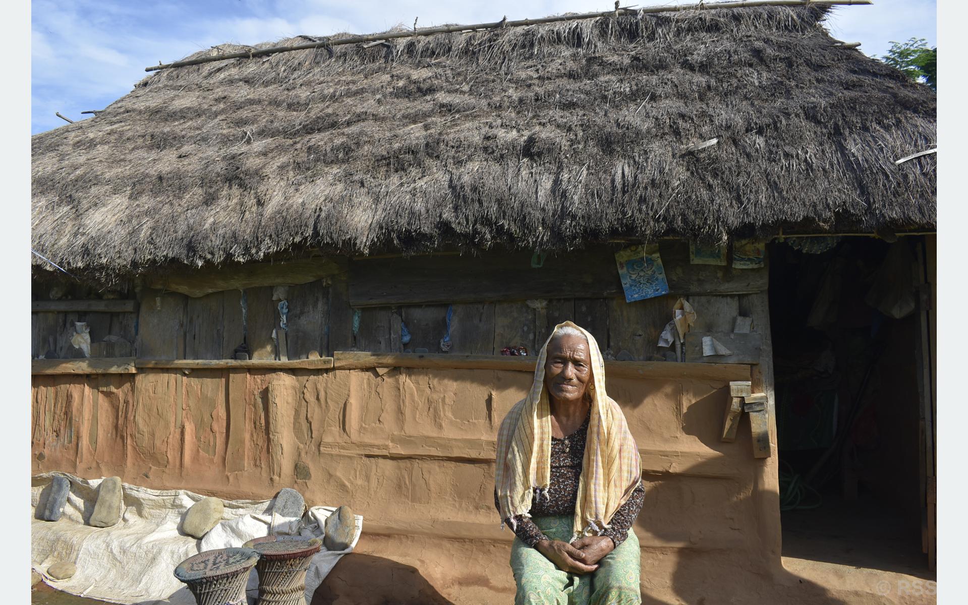 अरुले पढ्न पाउन् भन्दै जायजेथा स्कुललाई दान गरेर झुपडीमा बसेकी कावासोतीकी ‘पियारी आमा’