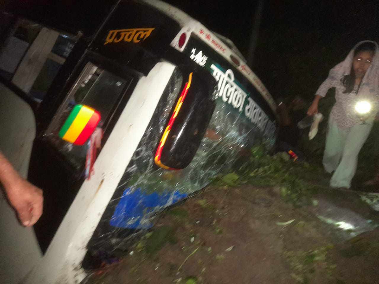 धनगढी बाट काठमाडौँ आउँदै गरेको बस दुर्घटना हुदाँ २९ यात्रु घाईते