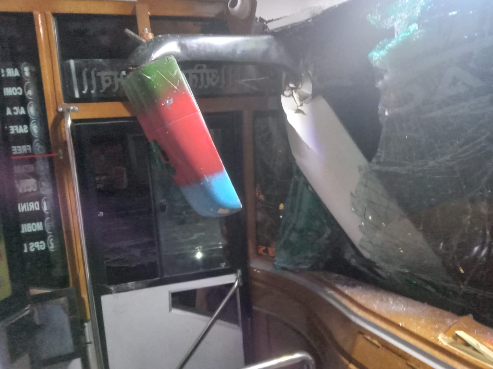 कावासोतीमा दुई वटा बस एकापसमा ठोक्किदा चार जना घाइते