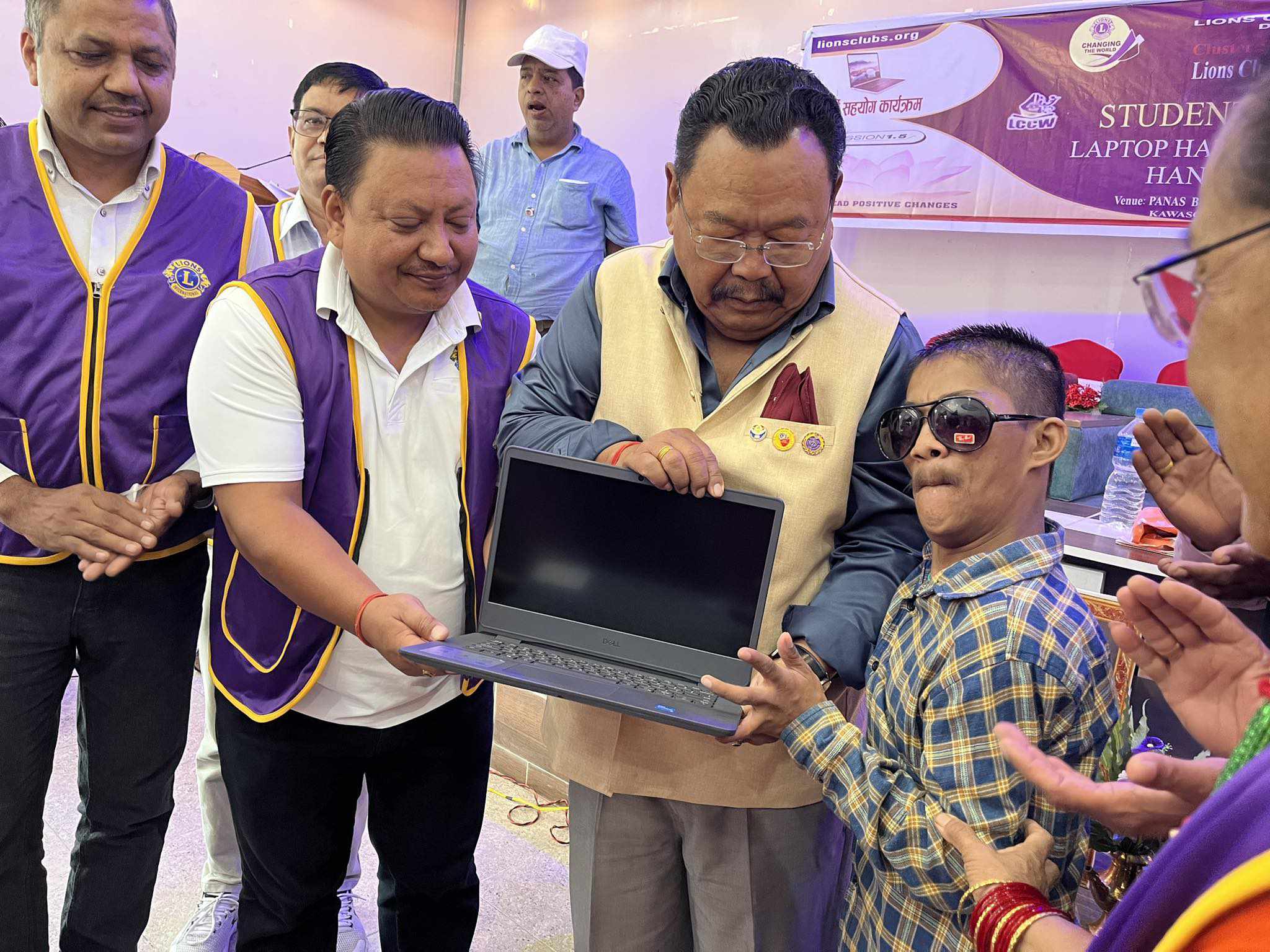 खुट्टाले लेखेर साहित्य सृजना गर्ने हुप्सेकोटका खाम्चालाई ल्यापटप सहयोग