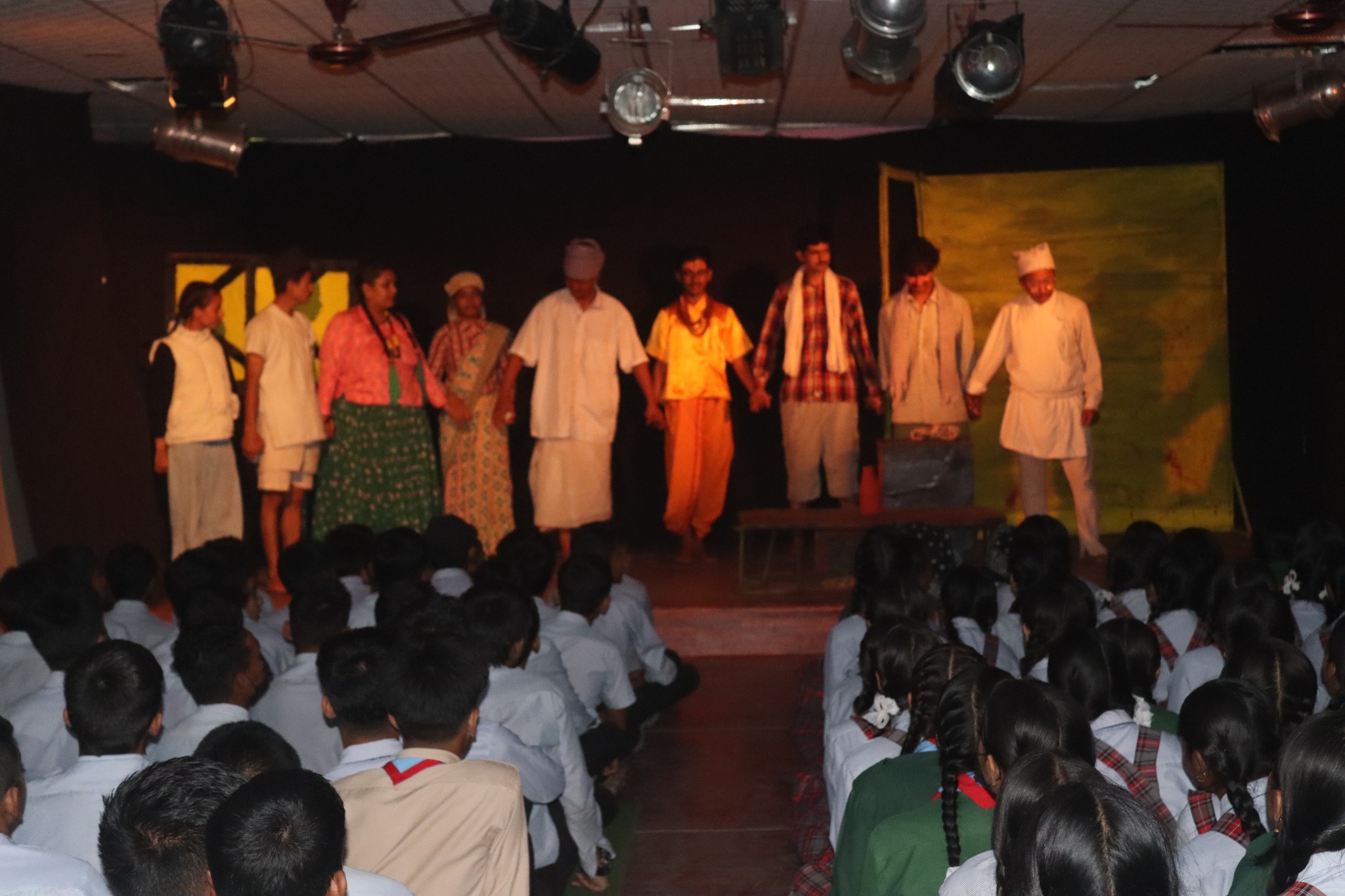 दुई नाटक’ मञ्चन : नाटकले सिकाईमा सहजता भन्दै विद्यार्थीहरु खुशी