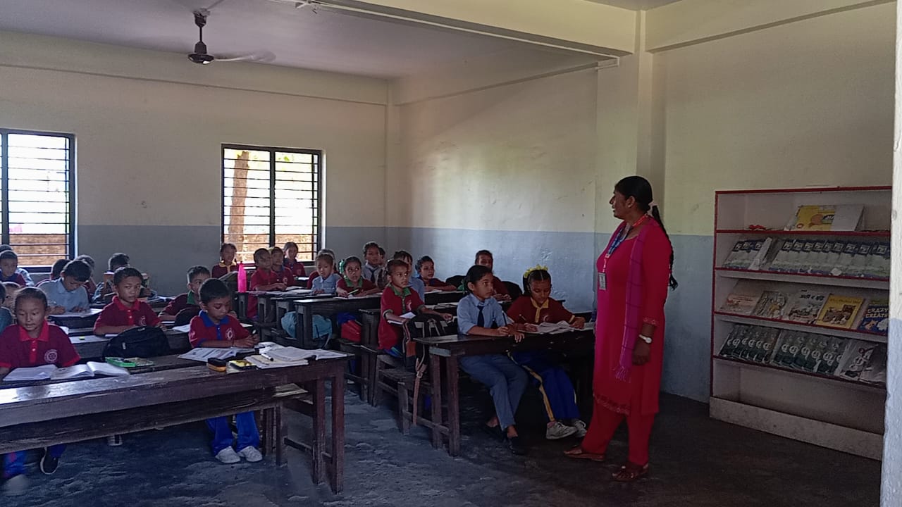 विद्यालयमै पाठ्यपुस्तक, झोलामा कपी र कलम मात्र बोकेर जान्छन् विद्यार्थी