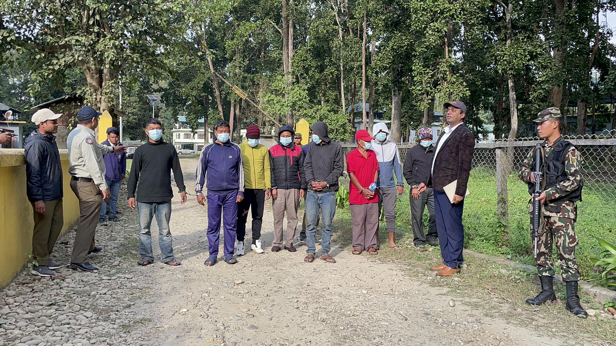चितवन निकुञ्जभित्र दुई वटा गैँडा मारेको आरोपमा आठ जना पक्राउ