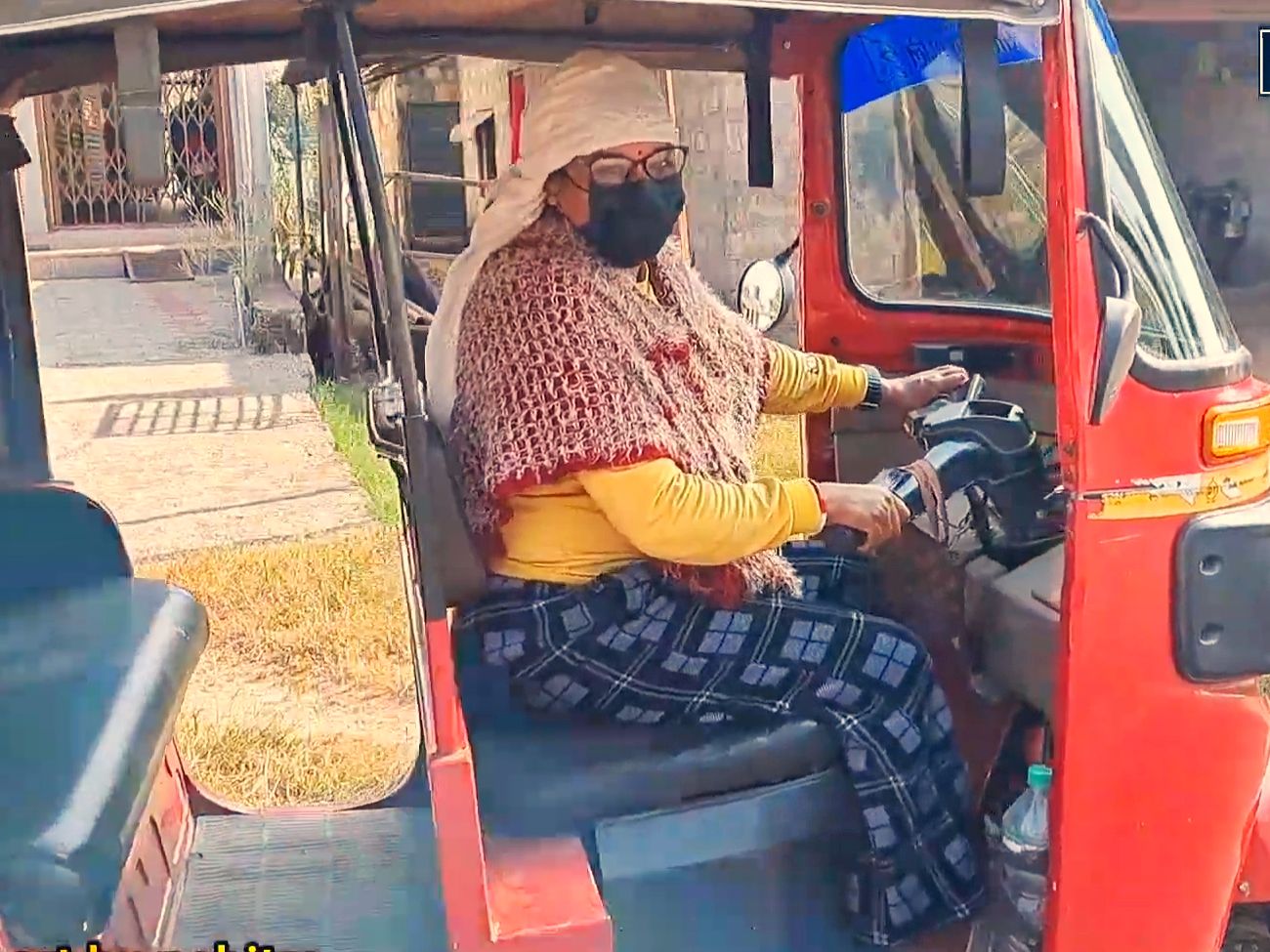 अटोचालक महिलाको अनुभव : ‘इमानदार भएर काम गरे जुनसुकै पेसाले पनि सन्तुष्टि दिनेरहेछ’