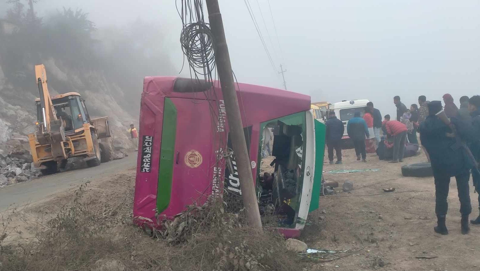 तनहुँमा टिप्परलाई ओभरटेक गर्दा बस दुर्घटना, १८ यात्रु घाइते
