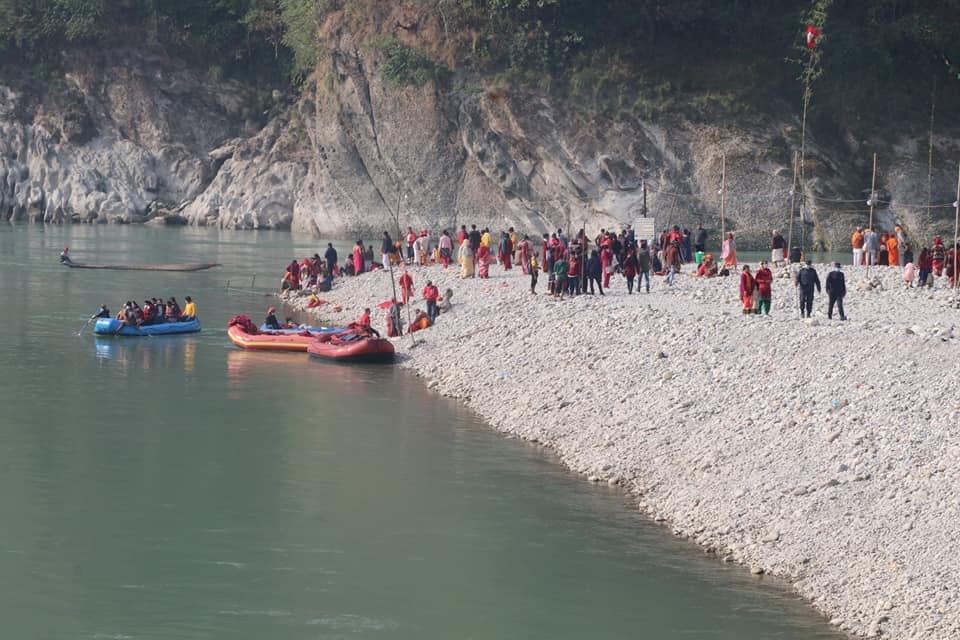 देवघाटमा बाँसको लिङ्गो गाडेर माघेसङ्क्रान्ति मेलाको शुभारम्भ