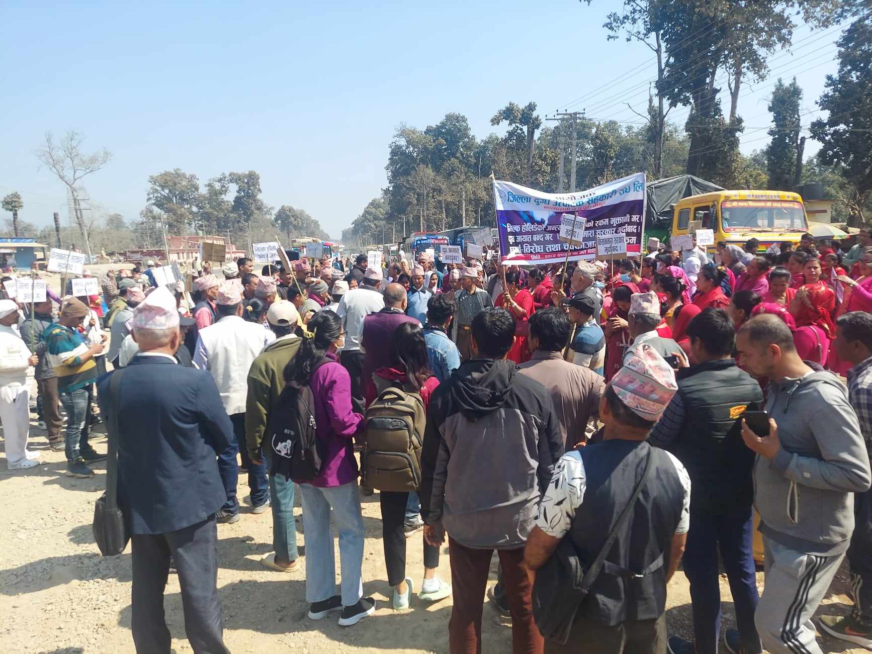 दुधको भुक्तानी माग्दै नवलपुरमा विरोध प्रदर्शन