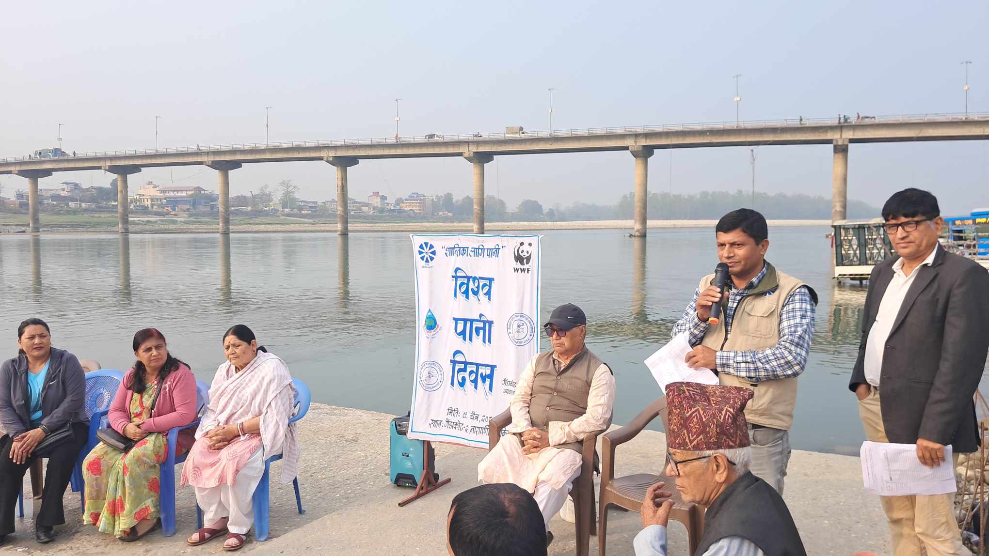 गैँडाकोटमा नदी किनारमा उभिएर अभियान्ताले भने, “पानी रैछ जिन्दगानी’