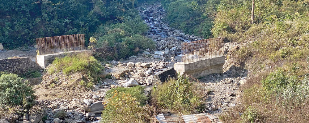 गैँडाकोट र बुुलिङटार जोड्ने तरङ्गा खोलामा पुल निर्माणको जिम्मा लिएको ठेकेदार खोज्न गुहार्दै स्थानीय प्रशासनमा