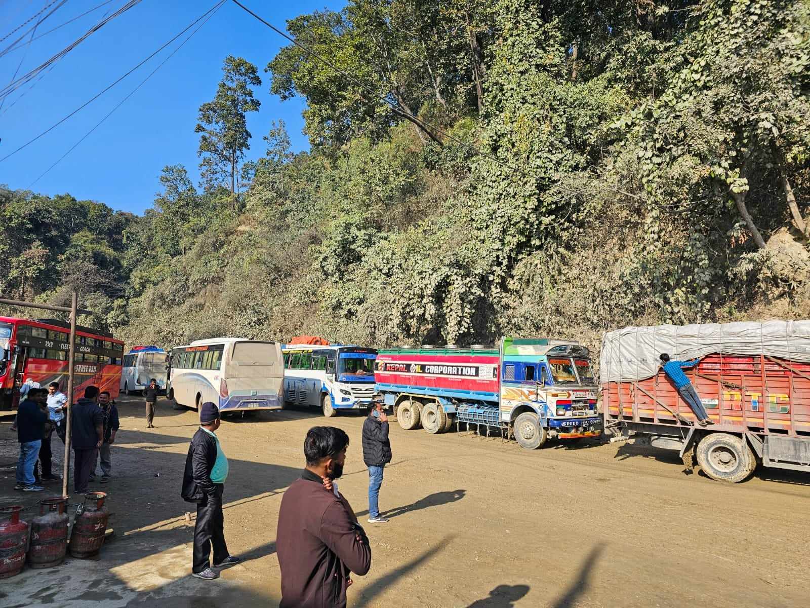 नारायणघाट-बुटवल सडकको दुरावस्थाले घटे लुम्बिनी जाने पर्यटक