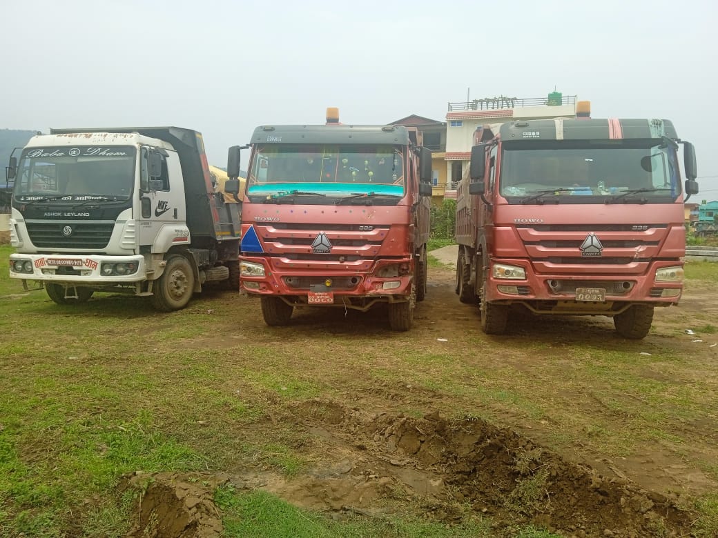 नारायणी नदीमा उत्खनन गर्ने टिप्पर नियन्त्रणमा