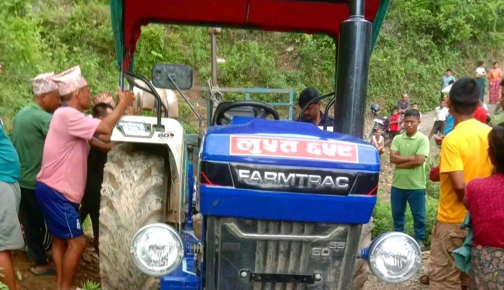 नवलपुरमा ट्याक्टरबाट खसेर एकको मृत्यु, एक बेवारिसे शव फेला