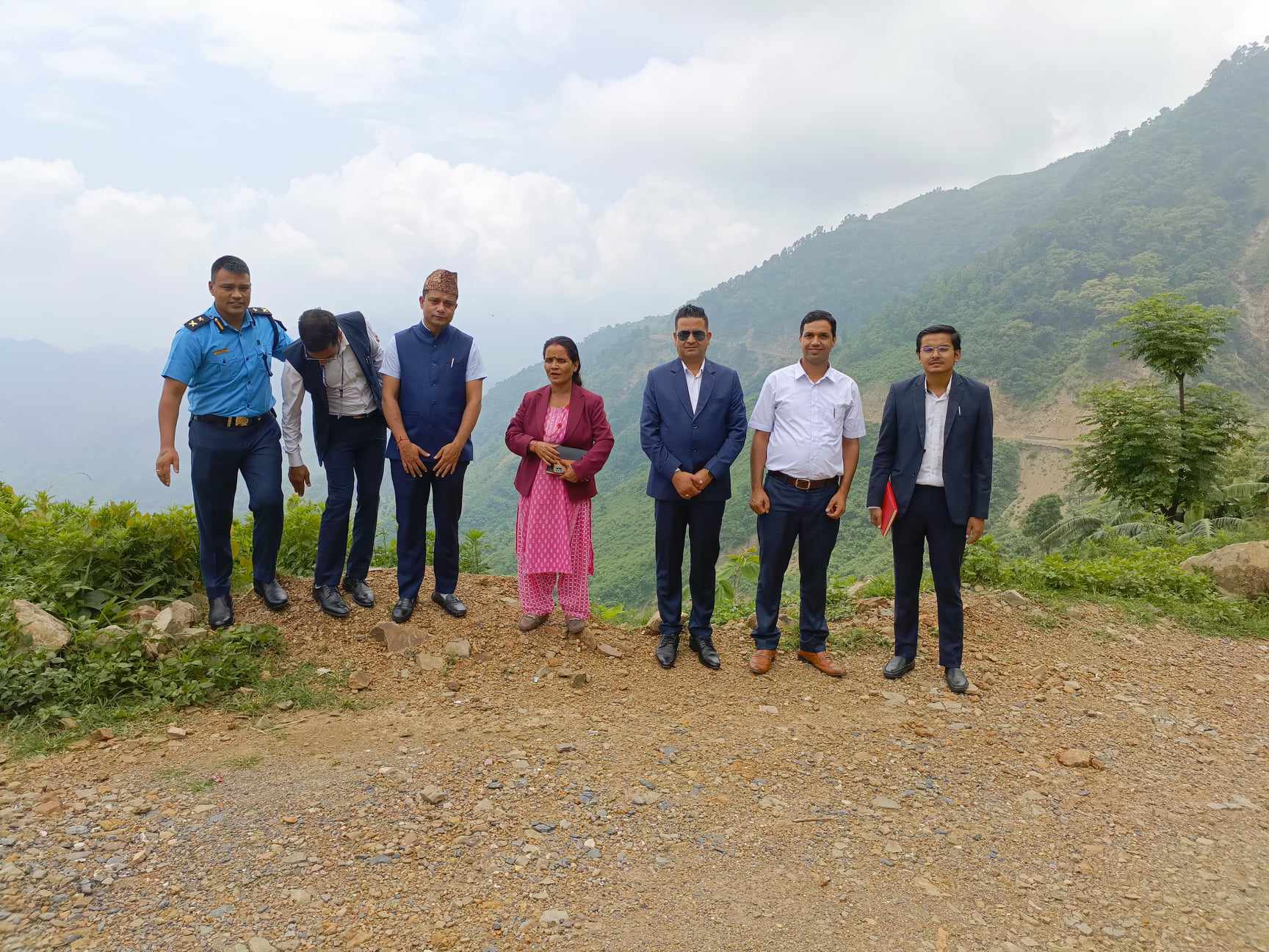 दलदले-धौवादी सडक खण्डको पहिरो भोलि देखि हटाइने 
