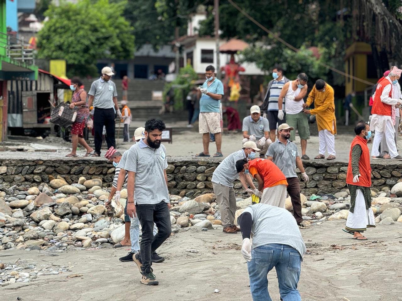 भक्तजनले ल्याउने प्लाष्टिक देवघाटको चुनौती