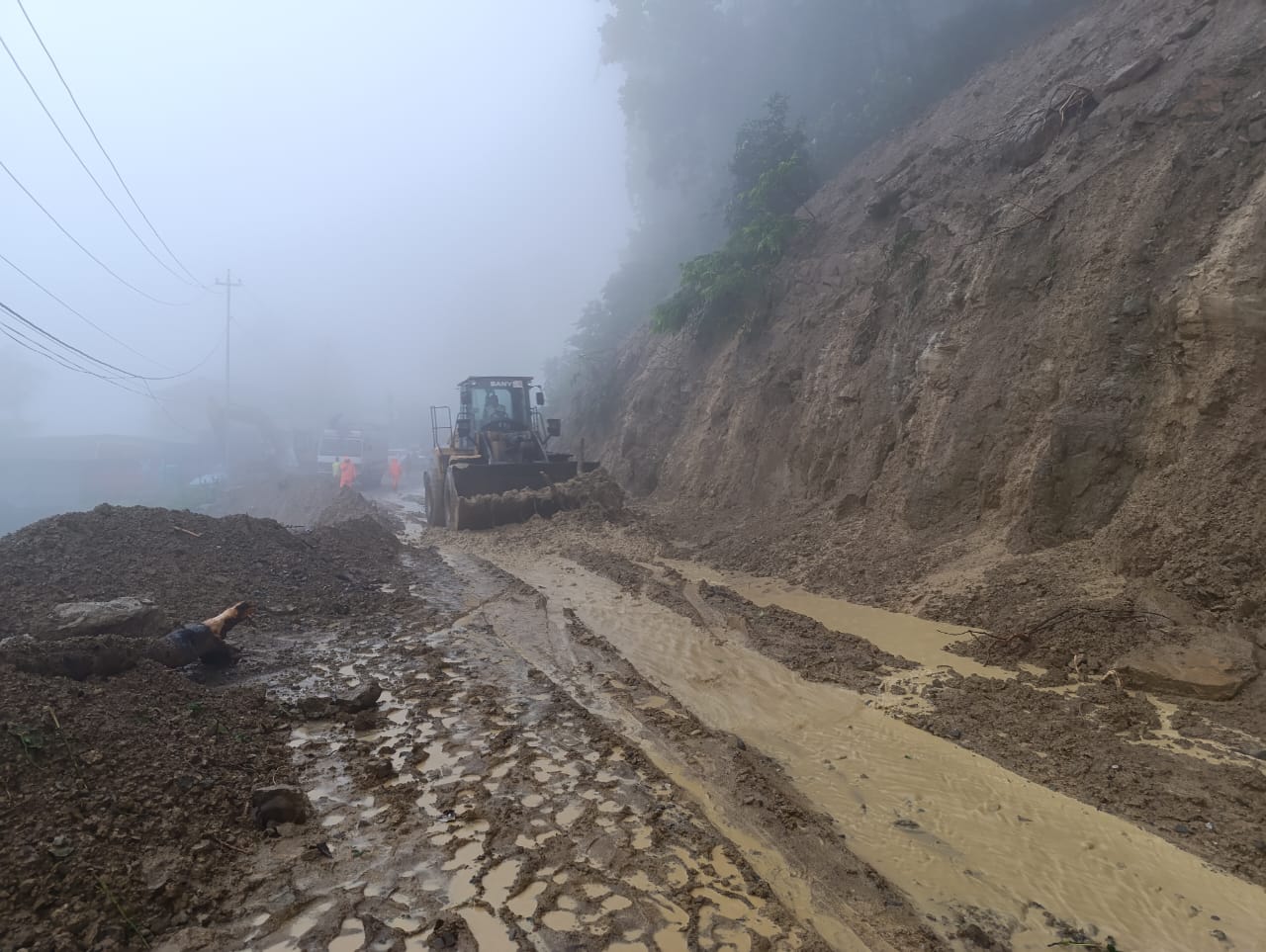 दाउन्नेमा सडक भासियो, बुटवल नारायणगढ सडक खण्ड अवरुद्ध
