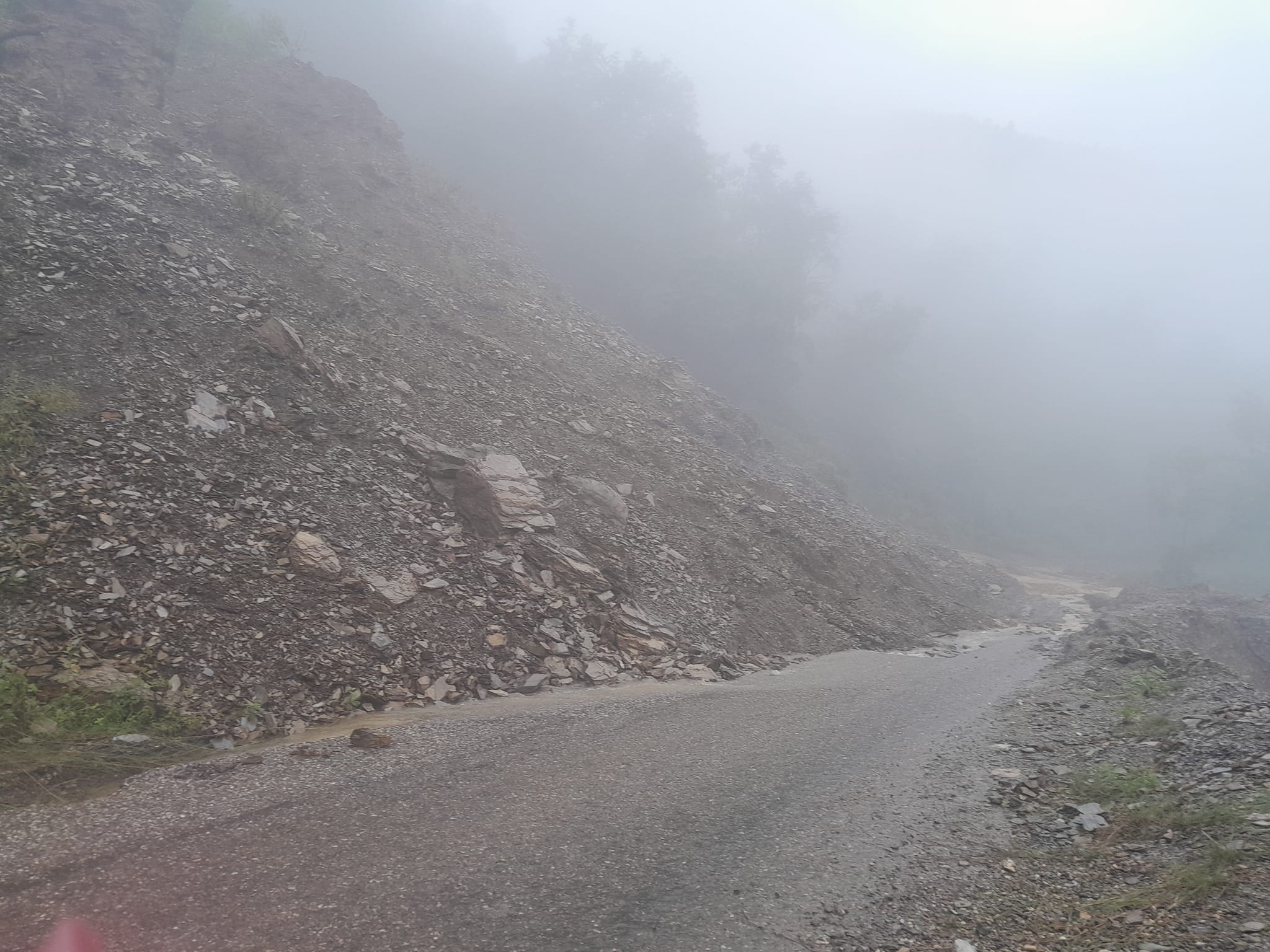 हुस्सु र शितलहरले पूर्व–पश्चिम राजमार्ग पूर्ण रुपमा अवरुद्ध