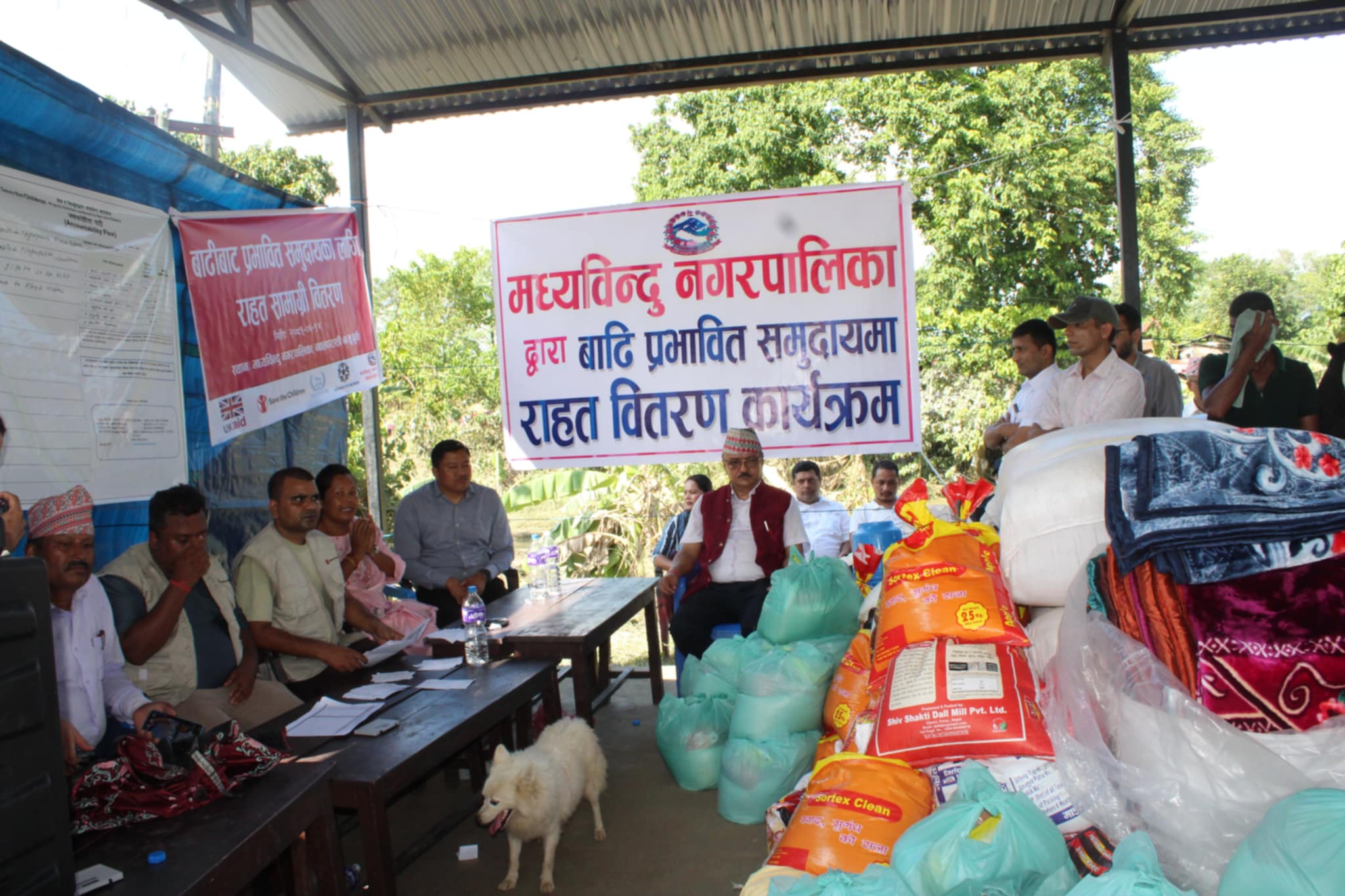 मध्यविन्दुका बाढी प्रभावित परिवारलाई राहत वितरण
