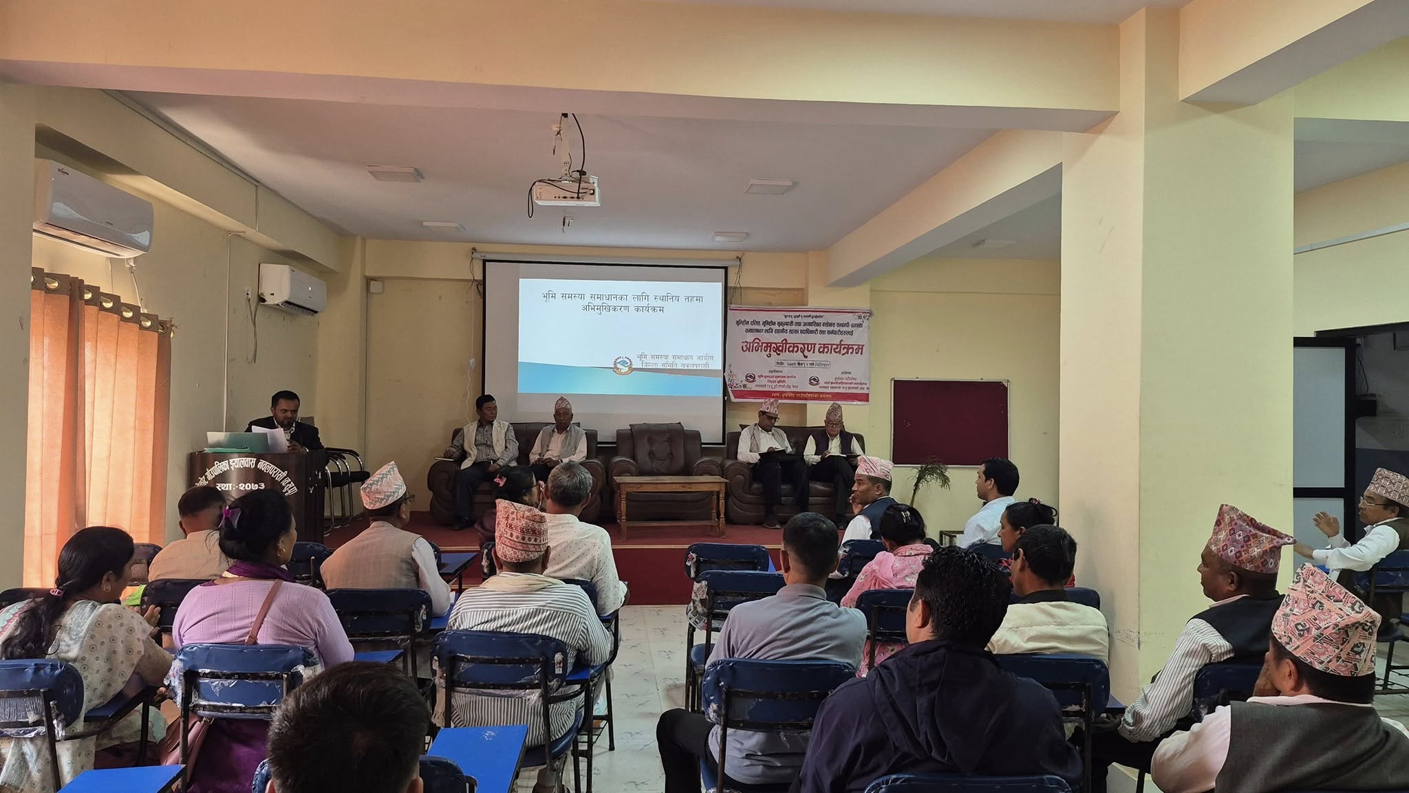 भूमिहीन तथा सुकुम्वासी समस्या समाधानका लागि हुप्सेकोटमा अभिमुखीकरण