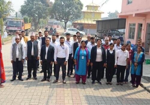 राष्ट्रियगान गाएर दैनिक सेवा प्रवाह गर्दै देवचुली नगरपालिका