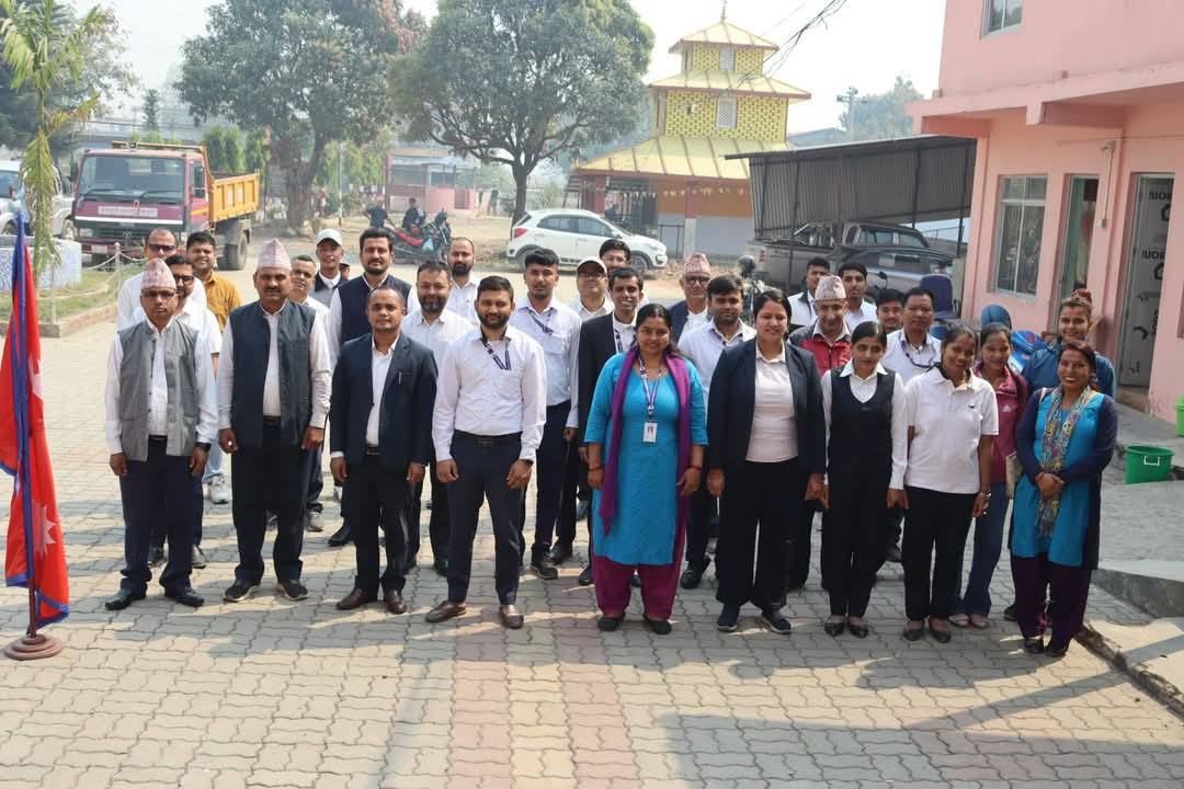 राष्ट्रियगान गाएर दैनिक सेवा प्रवाह गर्दै देवचुली नगरपालिका
