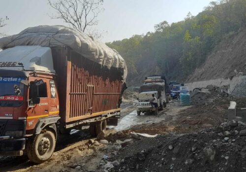 दाउन्ने सडक हिलाम्य हुदा यातायात अवरुद्ध