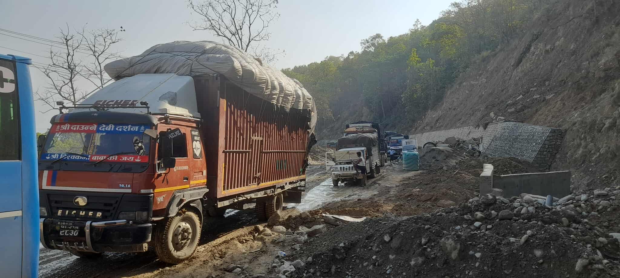 दाउन्ने सडक हिलाम्य हुदा यातायात अवरुद्ध