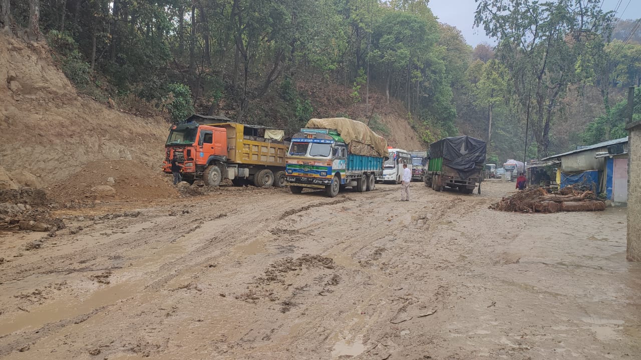 दाउन्ने सडक खण्ड अवरुद्ध