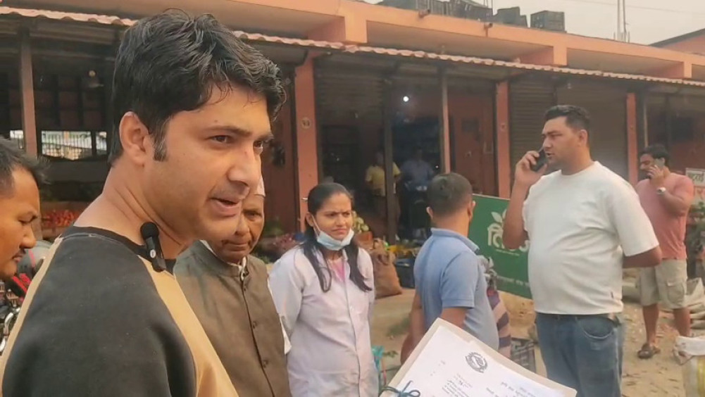 कावासोतीमा बेच्न राखिएको रायो सागमा अत्यधिक विषादी