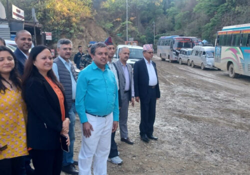 दाउन्नेमा ग्राभेल गरेर चाँडो यातायात खुलाउन ठेकेदारलाई मन्त्रीको निर्देशन