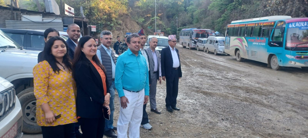 दाउन्नेमा ग्राभेल गरेर चाँडो यातायात खुलाउन ठेकेदारलाई मन्त्रीको निर्देशन