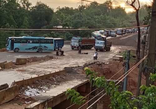 चोरमारा र दुम्कीवासको डाइभर्सजन बाढीले बगाउँदा नारायणगढ–बुटवल सडक खण्ड अवरुद्ध