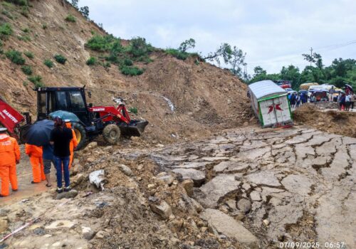 दाउन्नेमा पहिरो,सडक पूर्ण रूपमा अवरुद्ध