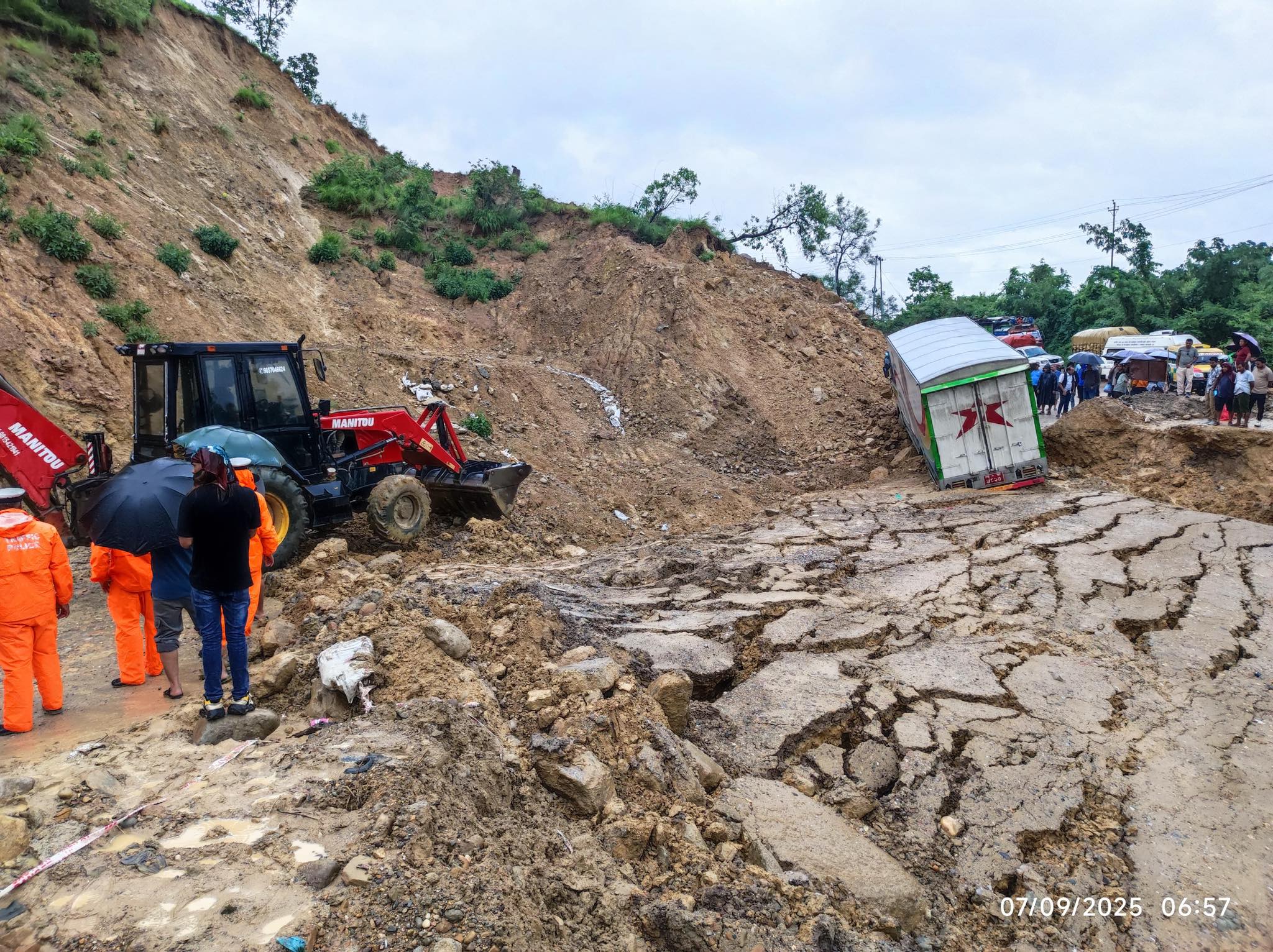 दाउन्नेमा पहिरो,सडक पूर्ण रूपमा अवरुद्ध