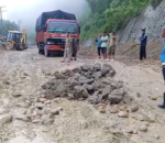 लगातारको वर्षाले दाउन्नेको सडक अवरोध हटन सकेन