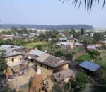 वगुवन–त्रिवेणी सडक स्थानीयले सरसफाइ गर्दै