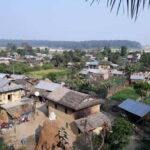 वगुवन–त्रिवेणी सडक स्थानीयले सरसफाइ गर्दै