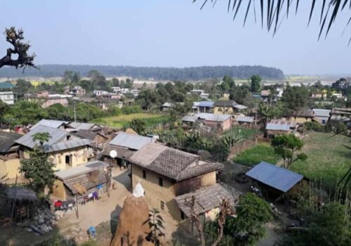 वगुवन–त्रिवेणी सडक स्थानीयले सरसफाइ गर्दै