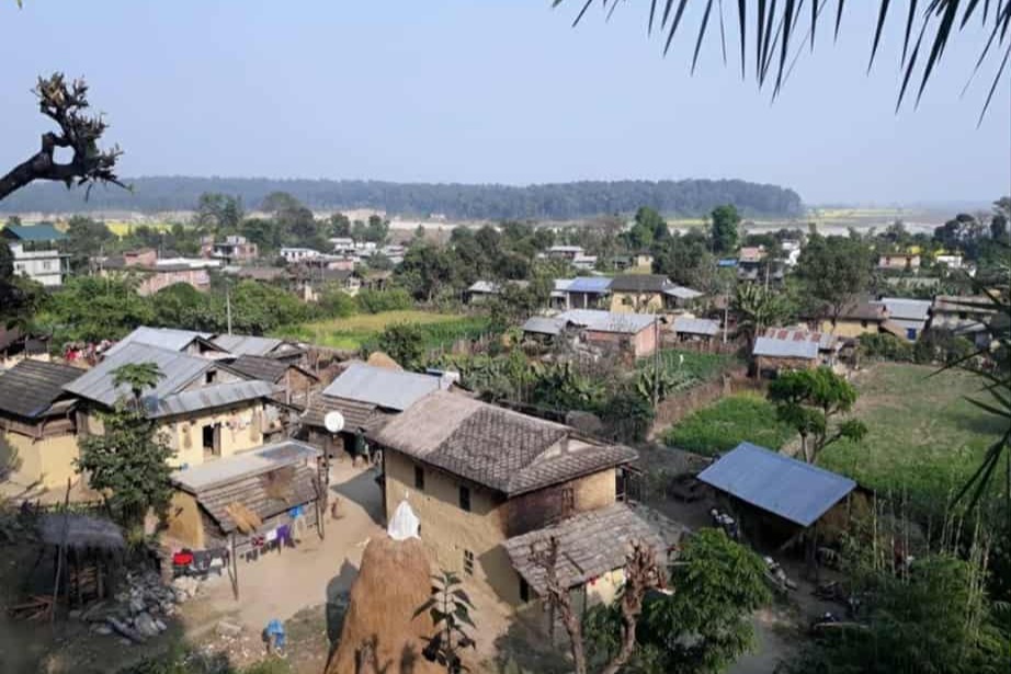वगुवन–त्रिवेणी सडक स्थानीयले सरसफाइ गर्दै