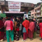 युवाको पहलमा मध्यविन्दुमा ‘कपडा बैंक’ सञ्चालन, विपन्नलाई न्यानो कपडा निःशुल्क वितरण